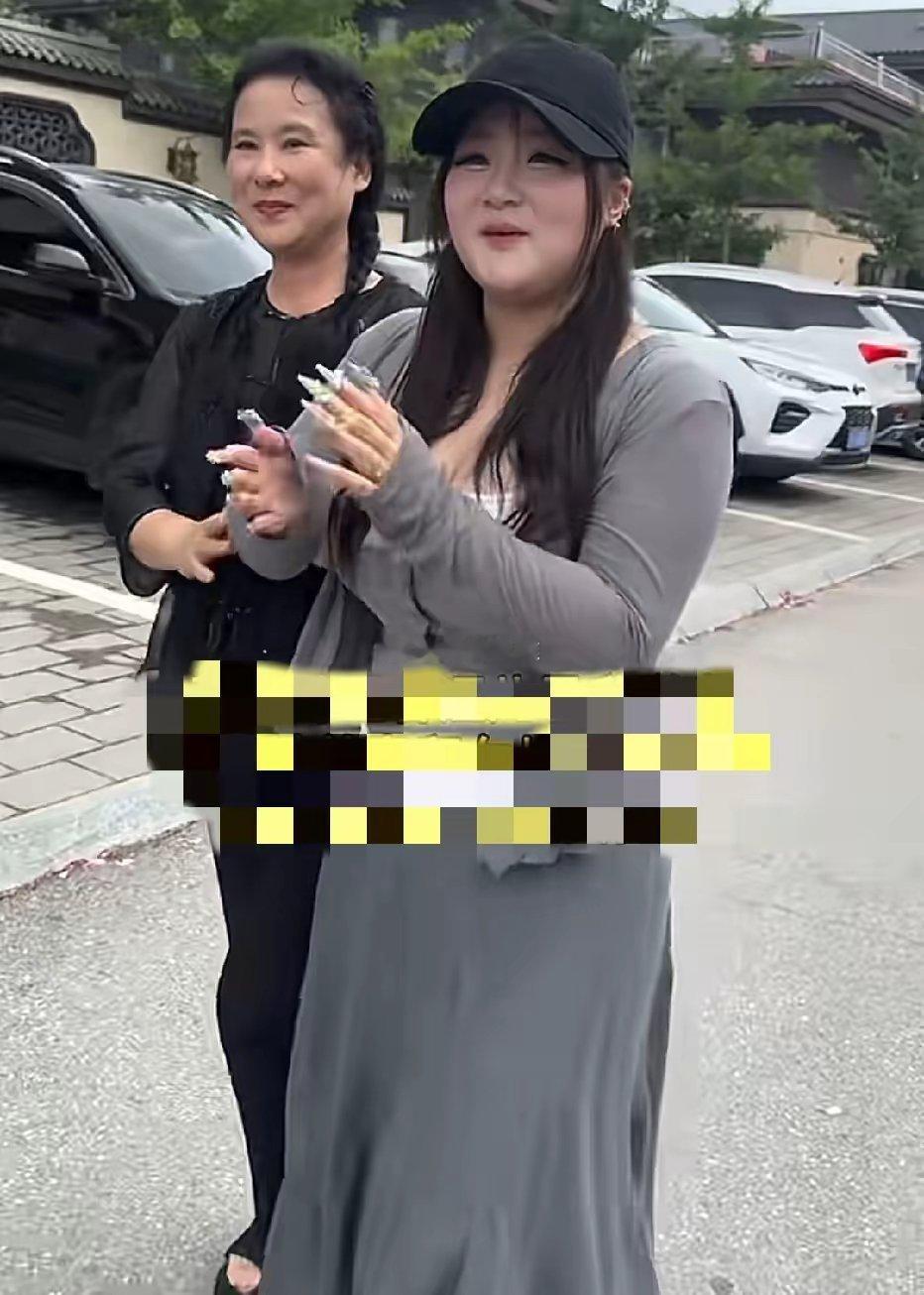 谢广坤的扮演者、唐鉴军的前妻王小华与女儿参加好友孩子升学宴时的一幕，女儿长得非常