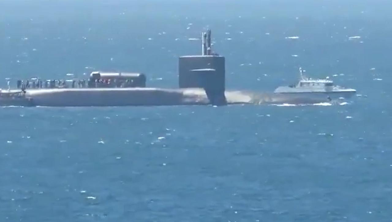 美国俄亥俄级核潜艇，穿越直布罗陀海峡。很好奇，为什么要浮上来过航呢？看上