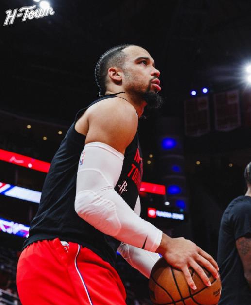 上赛季，火箭队可以说在进攻端是狼群战术，他们没有那种顶级的得分手，得分最多的杰伦