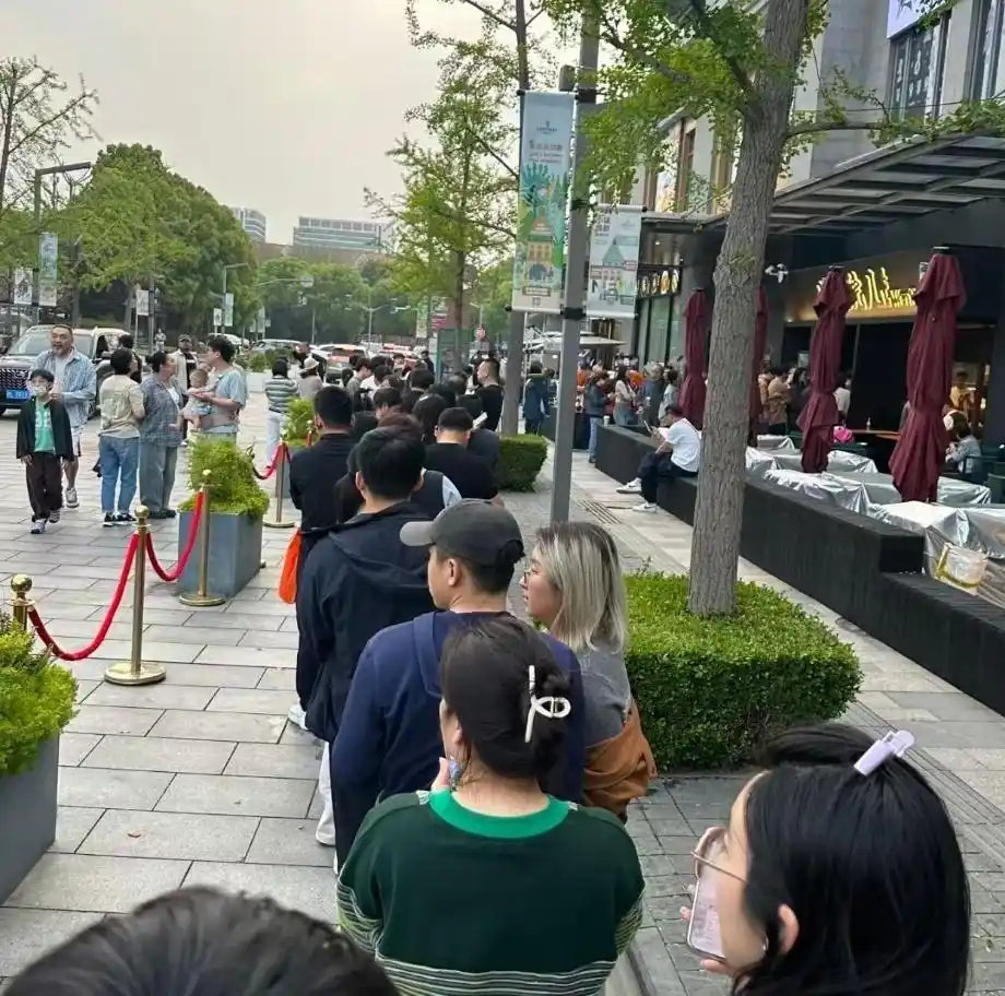 42岁文章上海面馆黄牛代排500块，有人下午排到天黑没吃上，他穿工服合影还手写道歉牌，网友：这碗32