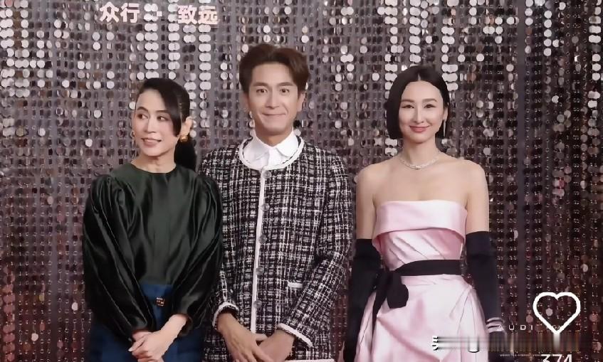 马国明也太好笑了！走红毯穿得比宣萱还女人！这小香风外套，加上这个握手立正的站