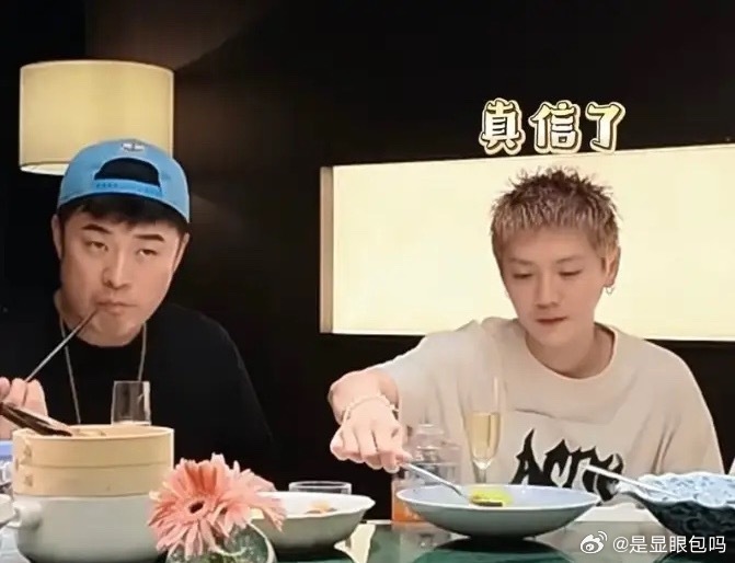 鹿晗和陈赫一家人在杭州聚餐，张子萱的娘家妈妈也在，一大桌子人特别热闹。鹿晗新剪的