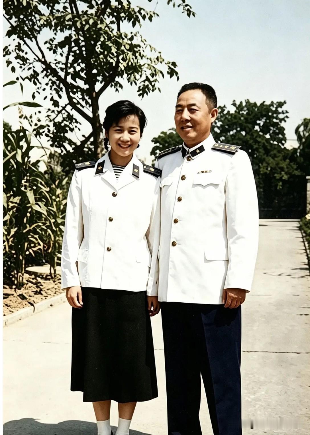 这是时年48岁的苏振华上将与时年24岁的夫人陆迪伦新婚时的一张合影。二人年龄相差