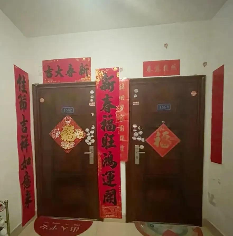 五楼邻居买的茶几，快递用三轮车送来的，他两口子都在跟前，让我帮他抬到五楼，被我一