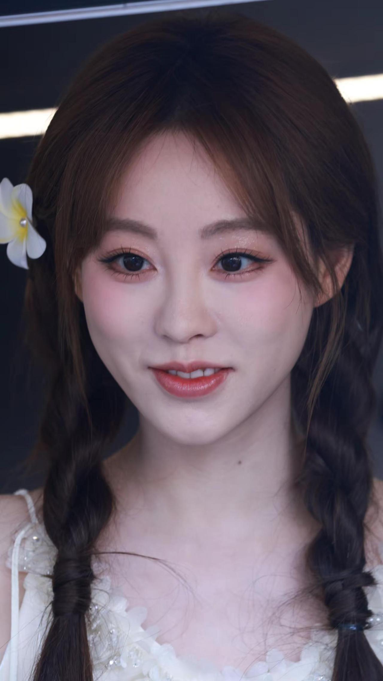 祝绪丹冰激凌店一日店长。未修的怼脸拍原图都这么好看祝绪丹生图生图即神图