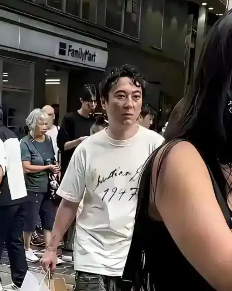 王思聪一改往日的公子哥形象形象邋遢眼神呆滞看来王健林是真不管他了！