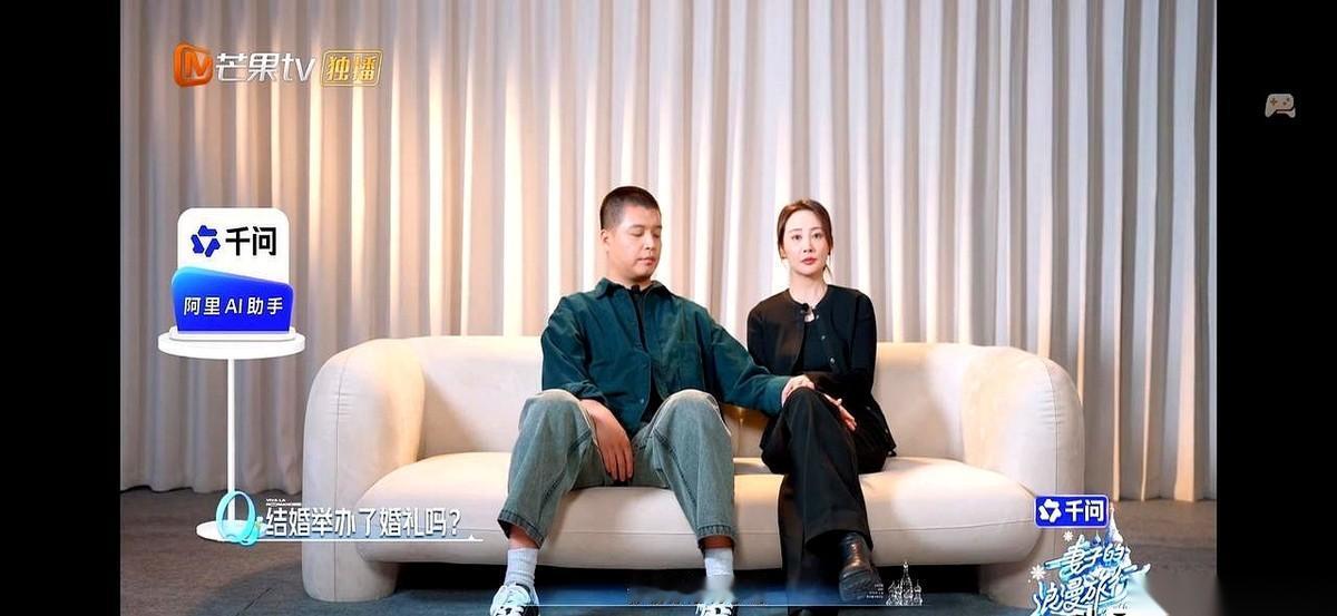 导播镜头对准马頔和李纯，问题一个接一个地砸过来。“办婚礼吗？”“不办。”空