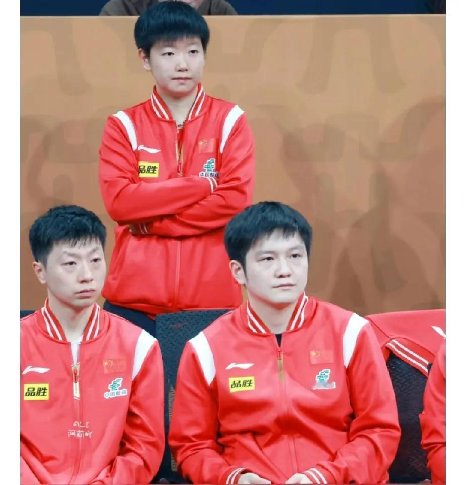 刷到国乒这三位同框，DNA狠狠动了！龙队自带沉稳气场，小胖眼神里藏着狠劲，莎莎站