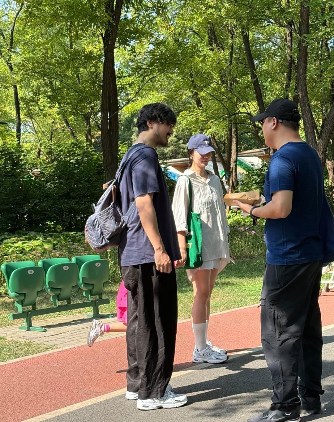 王传君和老婆齐溪带女儿逛公园，他的打扮好随性，胡须都没有刮，身材也胖了好多，看起