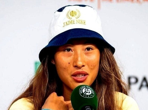 刷到郑钦文赛后采访直接笑喷！记者问她跟某选手关系如何，这姐翻着白眼冷笑：