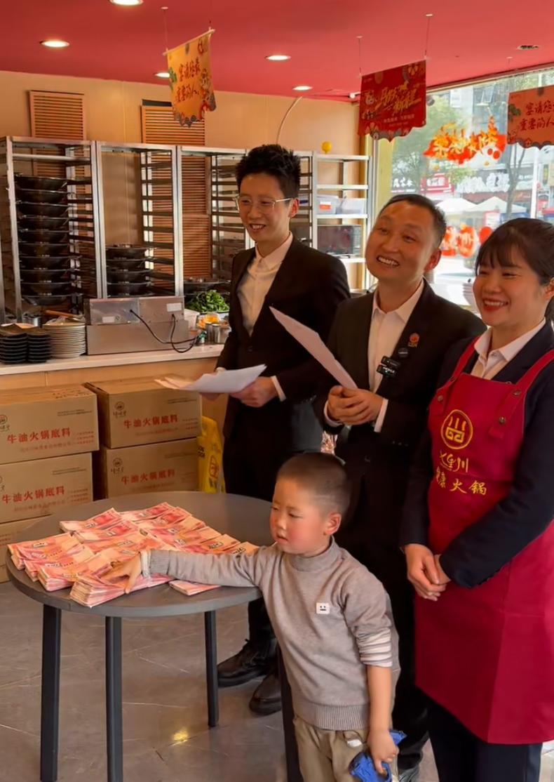 四川老板把33.9万利润全分给员工，这才是真良心四川遂宁一火锅店，春节4天