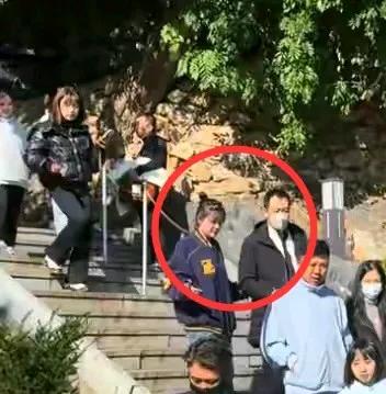辛柏青终于露面了！很多年前，一个同事说真正的打击是让人至少半年缓不过劲。他这