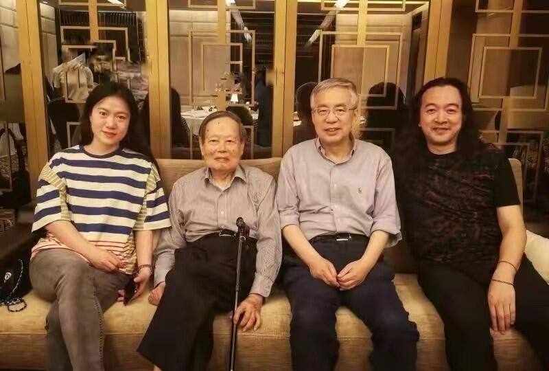 杨振宁和妻子翁帆，还有儿子们一起的同框，一家人偶尔坐在一起喝茶聊天，其乐融融的，