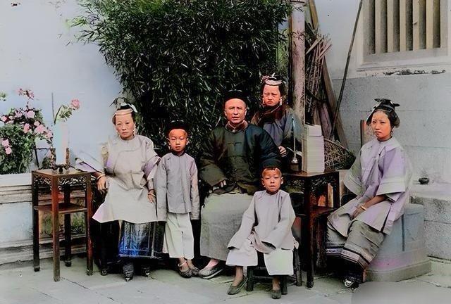 第一次看到清朝人的照片，才知道，这才是真实的清朝人