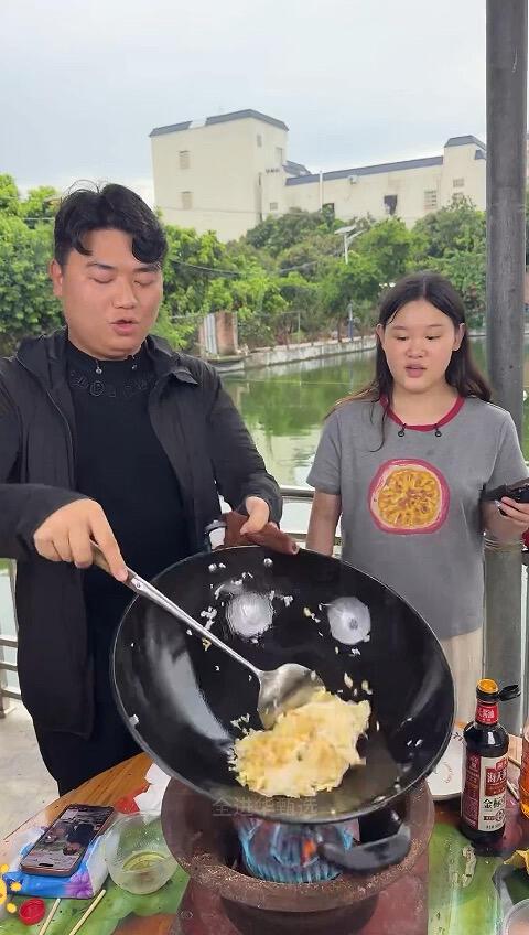 张家齐和婵宝的哥哥在一起的画面很舒服，两个人好像就是亲兄妹，高呼在一起！这几天
