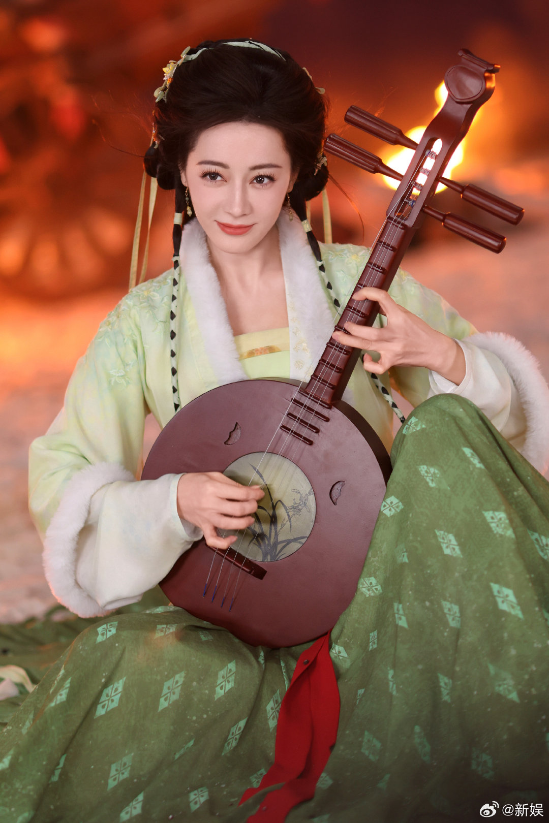 迪丽热巴高开扛剧力白日提灯首日拉新第三恭喜《白日提灯》，不仅首播破26000，