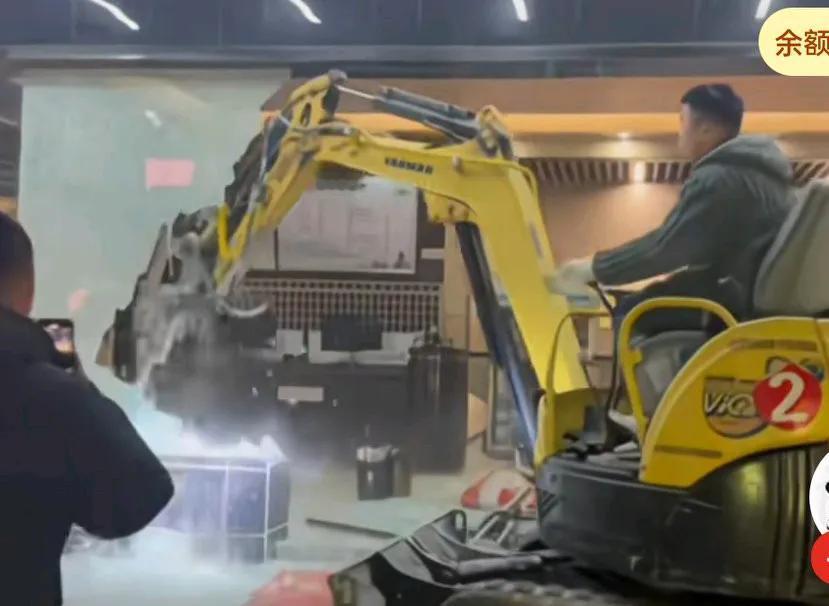 男子投资200万开浴场生意火爆，房东恶意涨房租将其赶走，男子离开前将所有装修砸