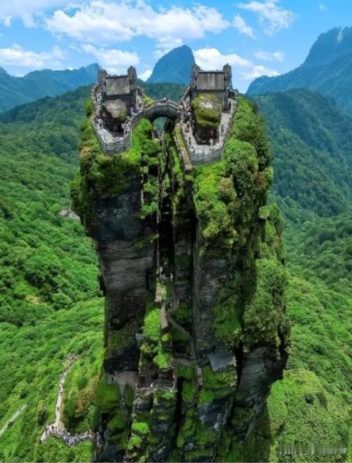这地方古代就是兵家必争的天险！根本攻不上去！看看这梵净山的金顶，立在万丈悬