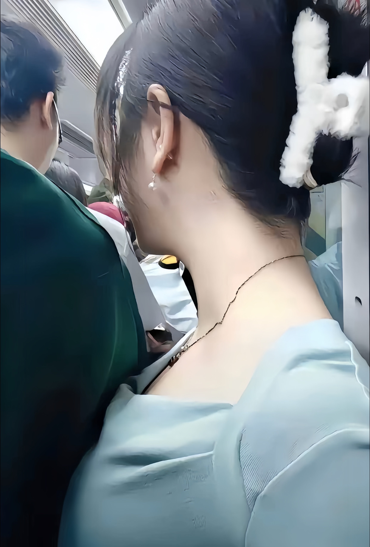 地铁上人好多，要被挤扁了