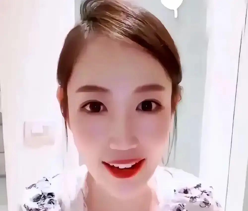 直播第7分钟，马蓉账号被掐断她刚想开口卖面膜，弹幕全是“宋喆同款”。平台风