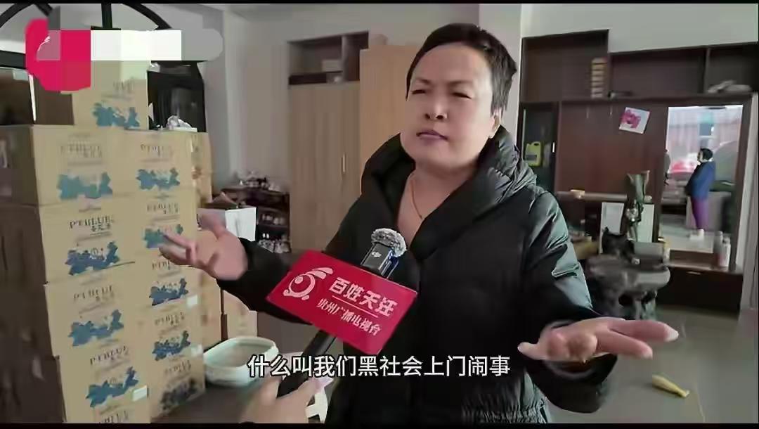 早七点前遛狗高峰，晨练时还得拿一条棒子，眼睛盯着地面，一是防被狗咬，二是怕踩狗屎