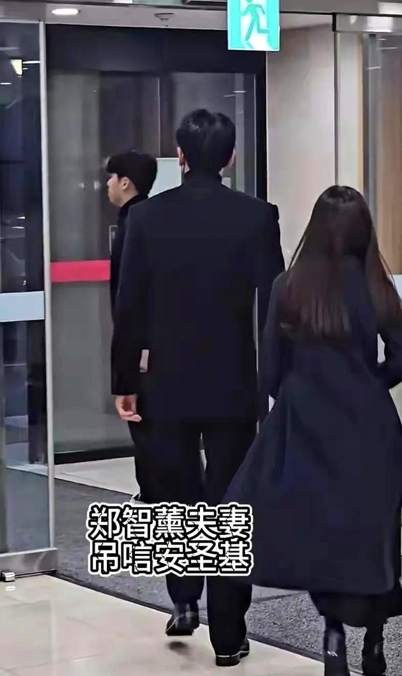 金泰熙小跑跟上Rain的脚步，这画面比任何道歉都管用。韩娱圈的模范夫妻，听着都