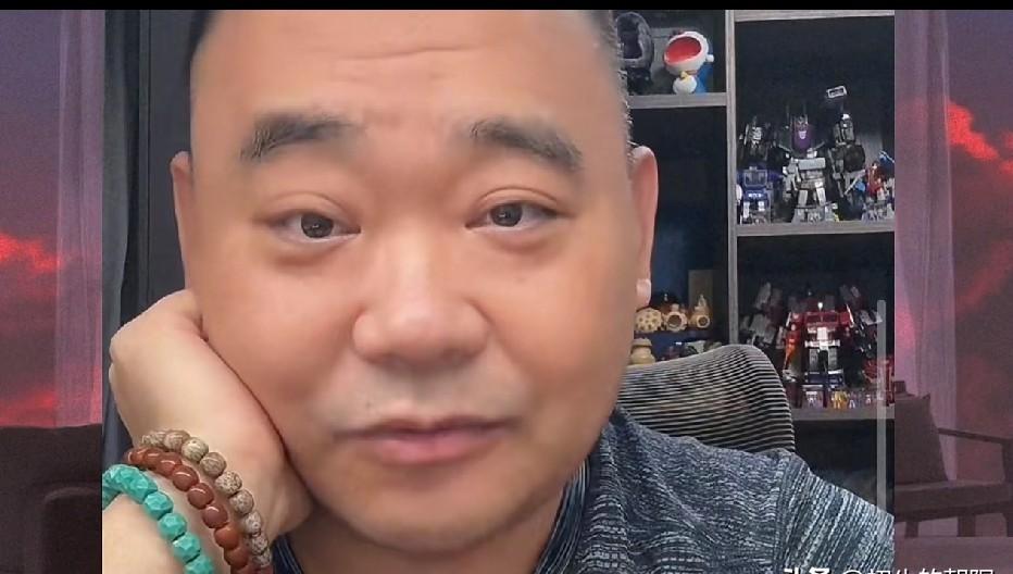 侯震直播喊穷，被骂啃老，真相却让人意外。侯震最近直播说了句话，结果被网友骂惨了
