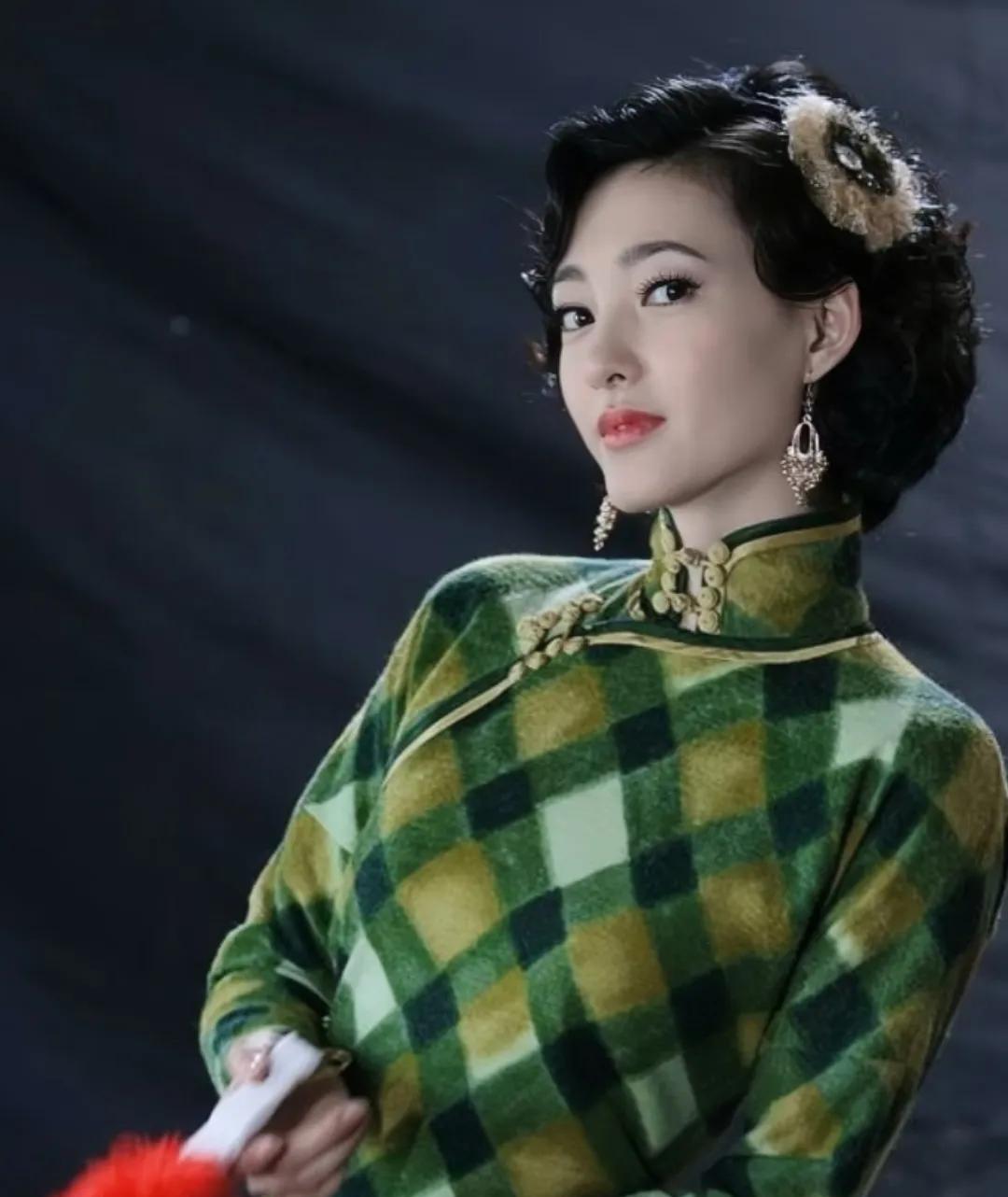 你们不觉得奇怪吗？越来越多的女演员去演短剧了。可是男演员呢？怎么没看他们去