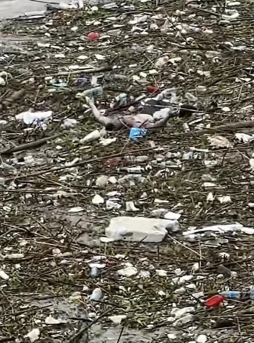 江边涨大水，江面垃圾堆里飘着的东西吓坏路人，仔细一看竟是一个人。7月9日（发布