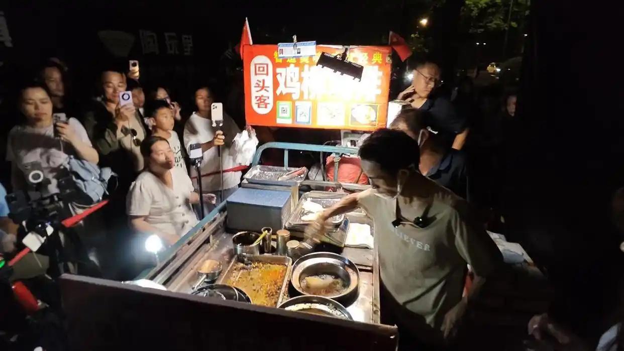标题：大学生卖柠檬水蹭“鸡排哥”热度送工作照，这届年轻人把流量玩明白了！鸡排哥
