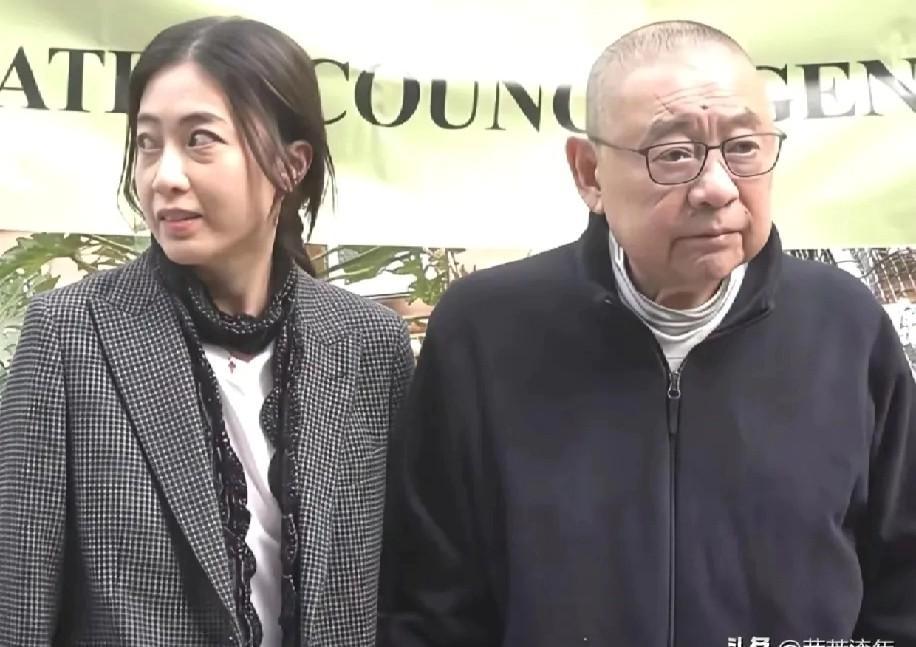 71岁的大刘和43岁的甘比最近又同框了，但说实话，这回甘比那个眼神，看得我是心里