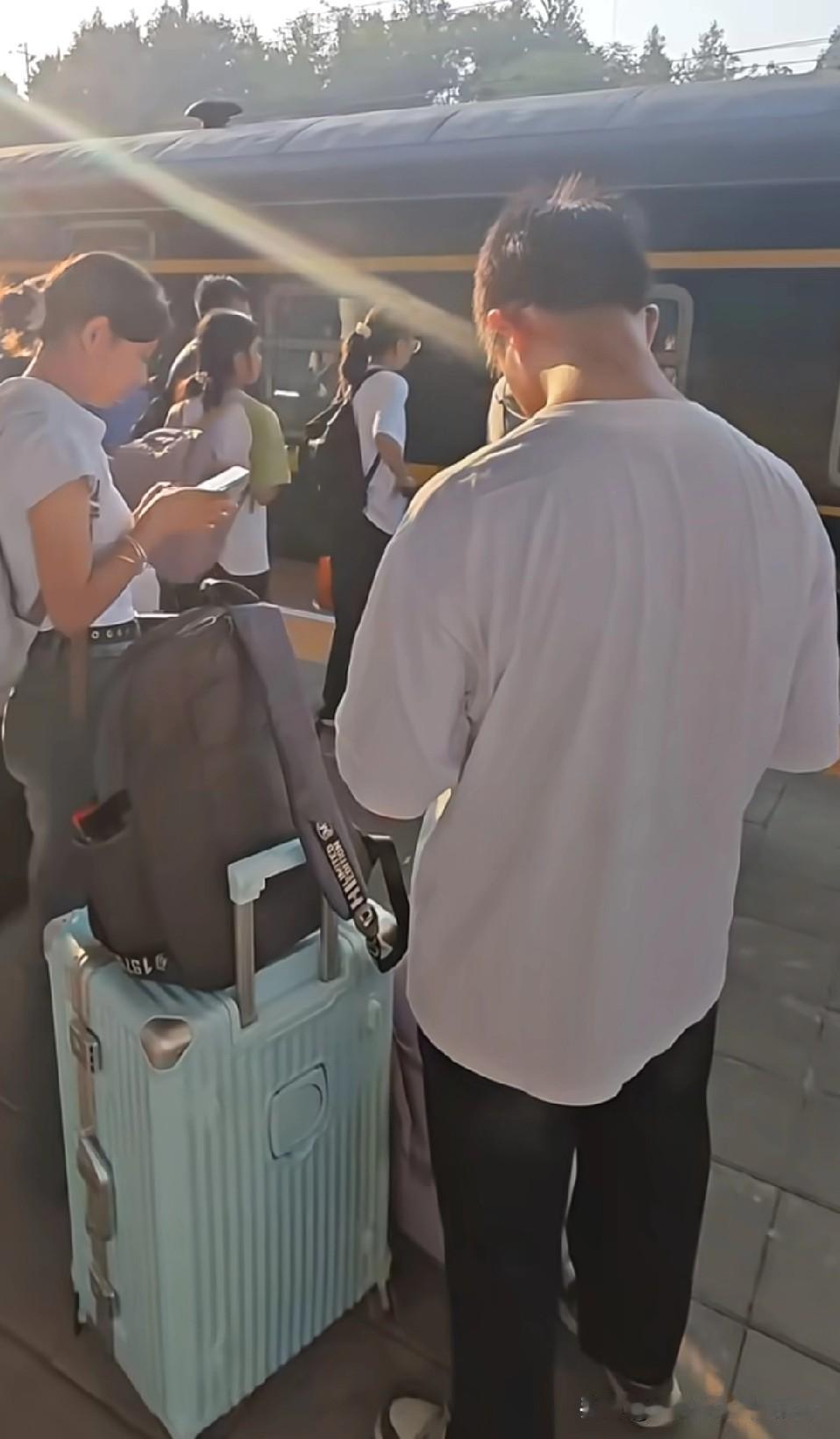大学生返校挤爆绿皮车！行李堆成山，列车员下趟车见！开学季的火车站有多疯狂？