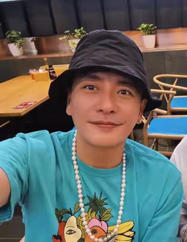 黄宗泽在长沙嗦粉，同行的是香港小姐，他脖子上戴着大珍珠项链！