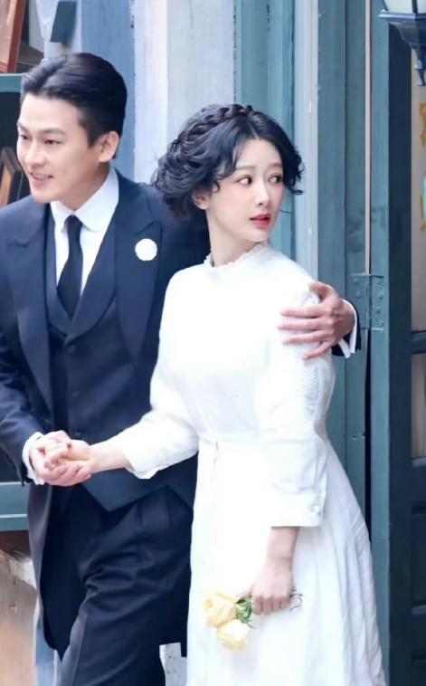 34岁的杨紫饰演14岁的董竹君看到杨紫和欧豪的新剧路透，对她们奇特的着装打扮起