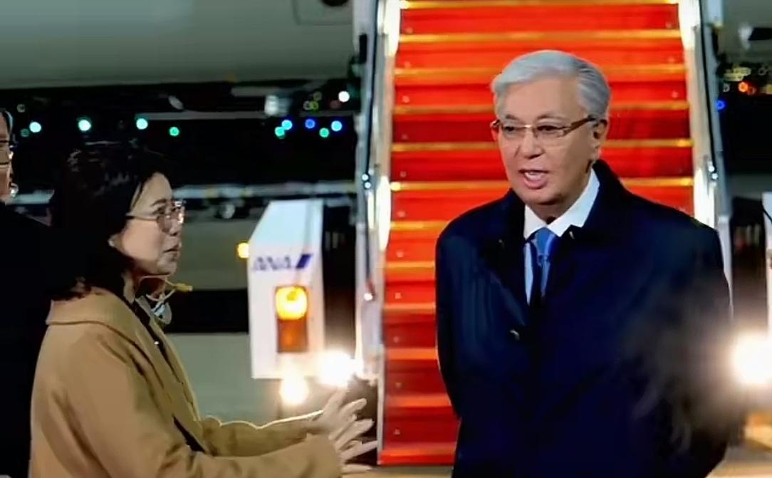 哈萨克斯坦总统抵达日本一下飞机这姿态酷毙了据报道，8月18日，哈