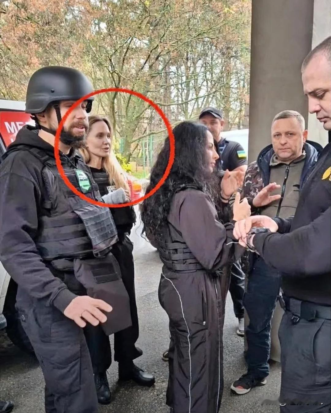 这恐怕是好莱坞明星遭遇的最尴尬外交事件——安吉丽娜·朱莉在乌克兰进行人道主义访问