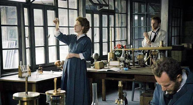 1910年，44岁的居里夫人起床去上课，学生朗之万一把搂住她：“5年了，我不想再