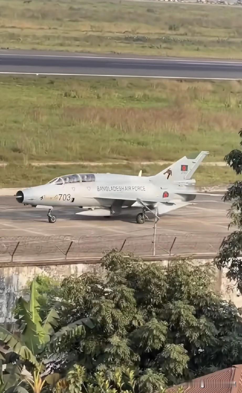 国外某国装备的这款战机，是前苏联生产的米格21？还是我们的歼七出口型号？以前看