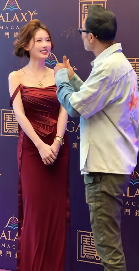 任德华给了两个大拇指。啥意思？