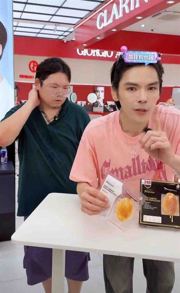 向佑这张脸明眼人一看就知道到底怎么回事了，眼皮肿胀，双眼无神，不修边幅的看起来特