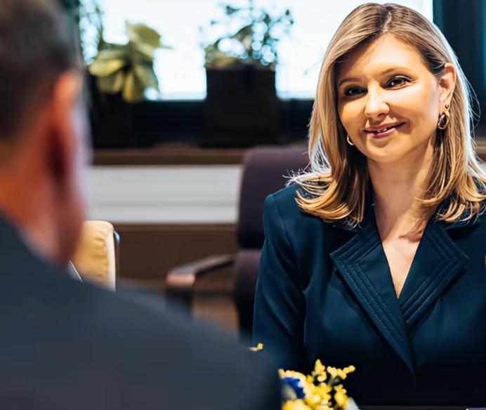 泽连斯基妻子无论颜值还是气质，是不是比泽连斯基更有领导范啊？这形象和气质都非常