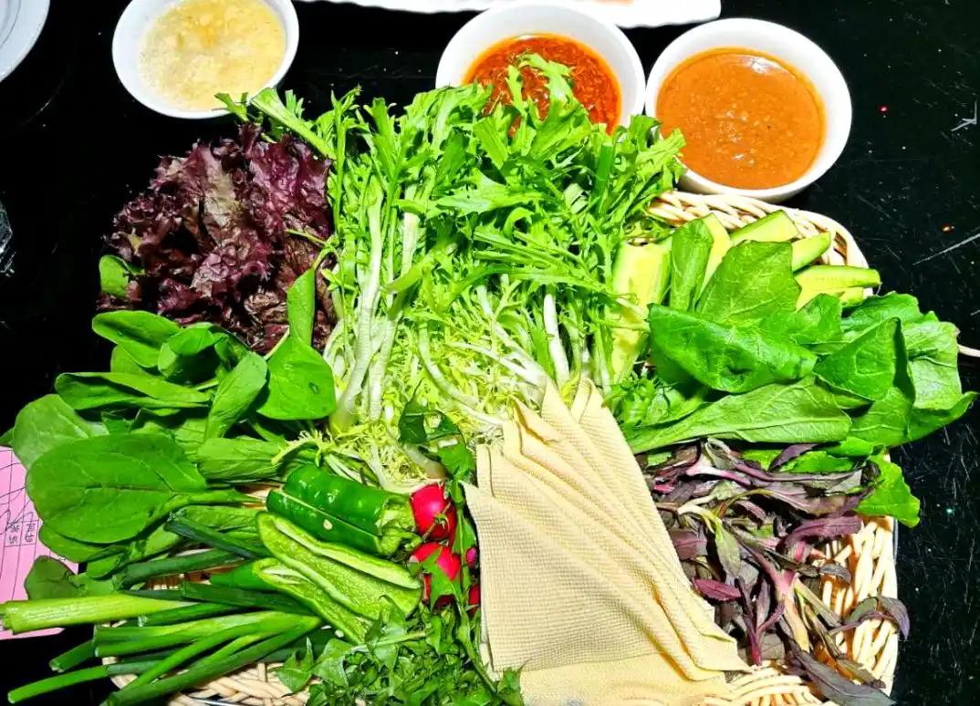 东北的春雨天10个下酒菜1野菜蘸酱2家炖框镜鱼3铁板鸡架4酱大骨头