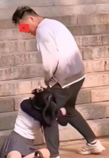 近日河北，一男子发现自己的妻子出轨，他一没有哭，二没有闹，而是点燃一根香烟，带着