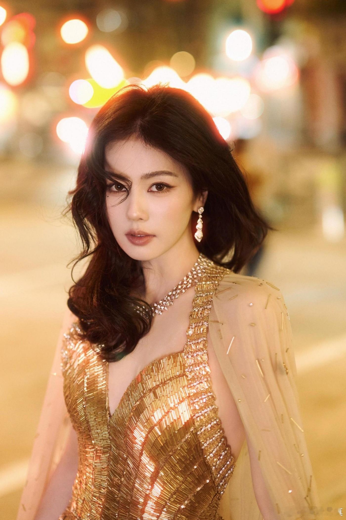 白鹿张凌赫眼神交流白鹿｜2025爱奇艺尖叫之夜造型礼服（一）｜TonyWard