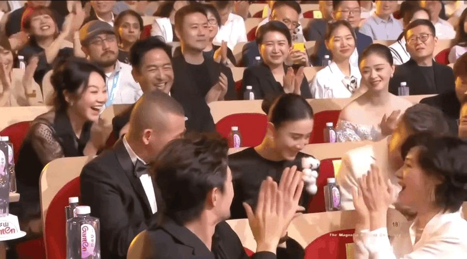 哇，这一幕真的太让人感动了！闫妮被遛了一个晚上的热搜，大家都在传她内定了最佳女