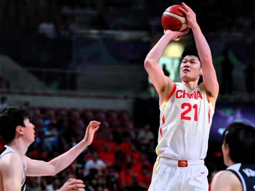 实话实说！单从篮下统治力上来讲，胡金秋无疑是历届中国男篮里实力最弱、天赋最差的内
