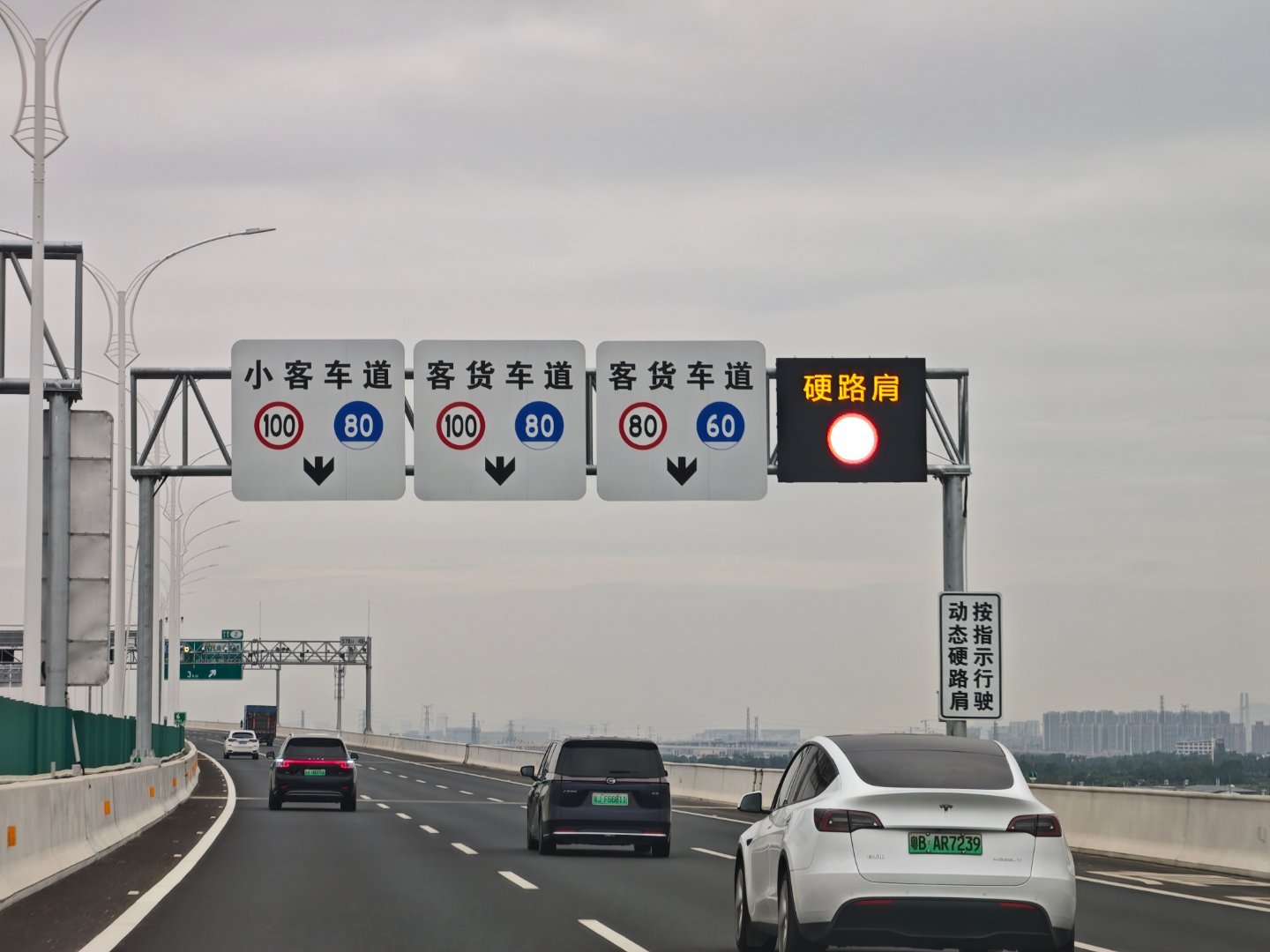 在广东，不是所有的应急车道都不能走，比如现在推行的可变应急车道，根据车流量大小灵