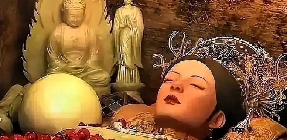 雍正死后，端妃被按着脑袋塞进皇陵殉葬，石门都快合上了，一个宫女突然把她拽了出来。
