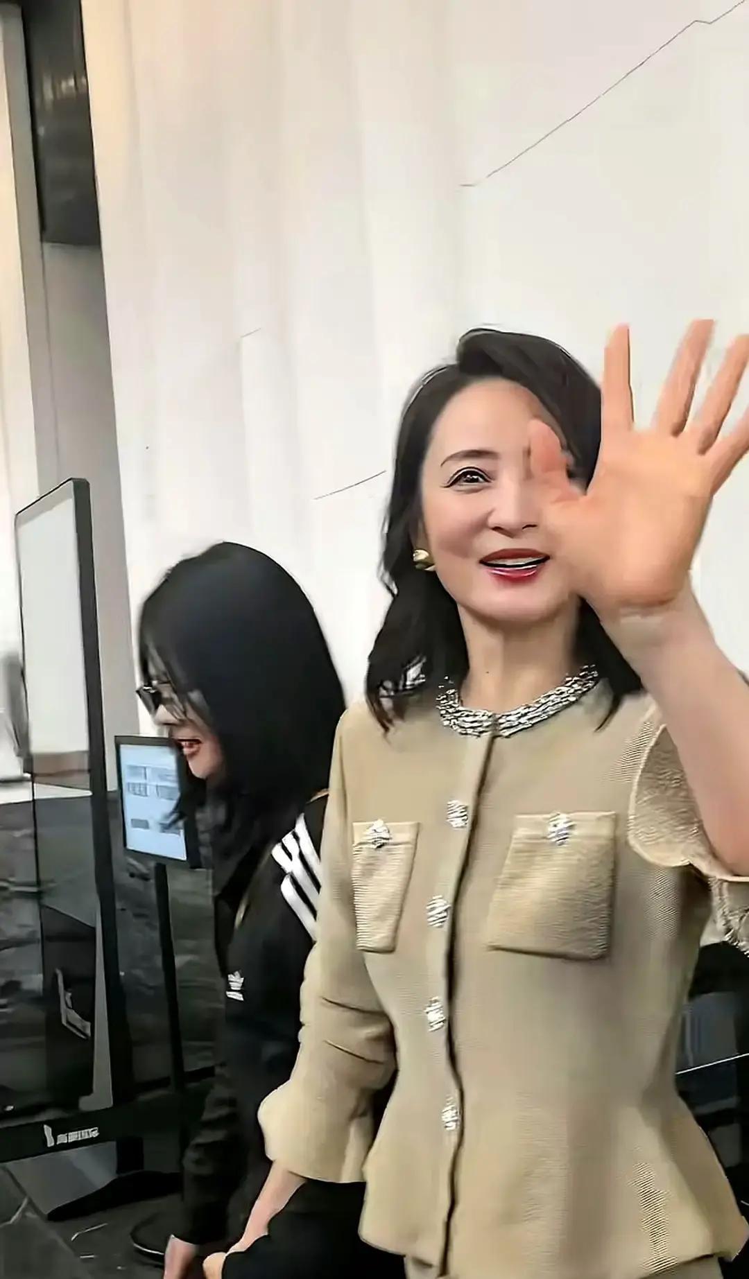 87件库存抢疯了蒋勤勤领奖那天穿的白色外套，中国区只剩87件。55岁的李阿