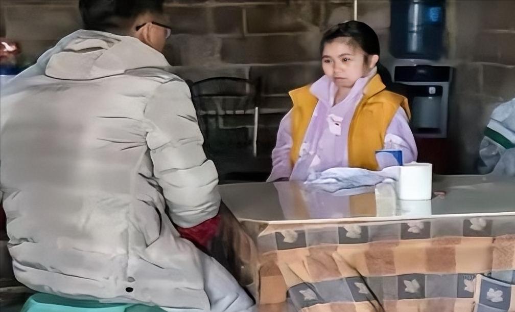 泪目！陕西一男子爱上了女网友，千里迢迢去表白，没想到，女孩是双腿残疾，靠捡废品维